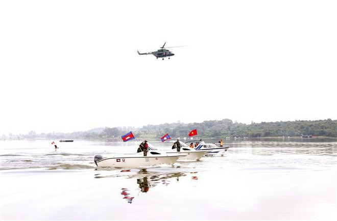 Rescue drill helps strengthen defence ties among Vietnam, Laos, Cambodia ảnh 1