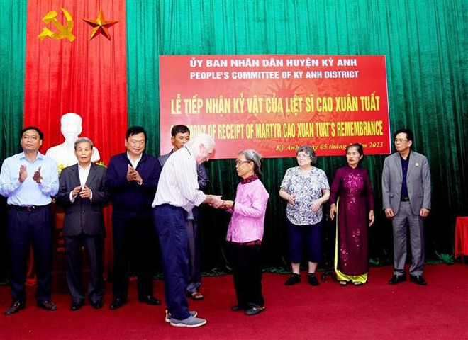 US veteran returns war diary to Vietnamese martyr’s family ảnh 1