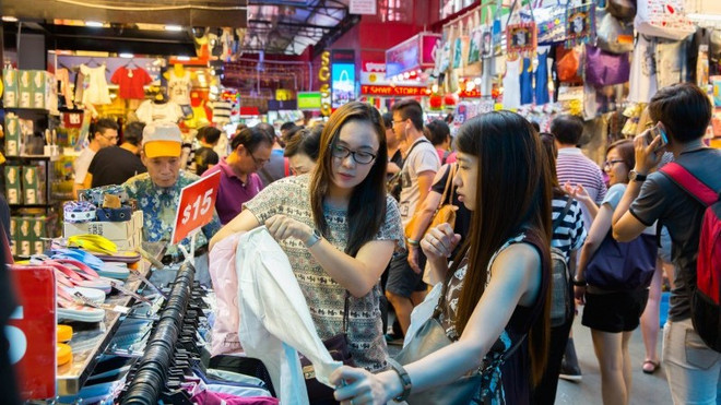 Singapore's retail sales see first drop in nearly a year ảnh 1