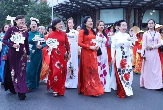 Over 3,000 go on parade in traditional long dress in HCM City ảnh 1