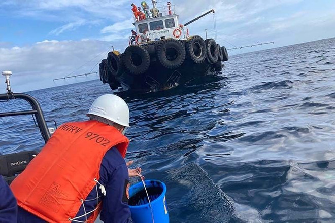 Philippines races to prevent oil spill from sunken tanker ảnh 1