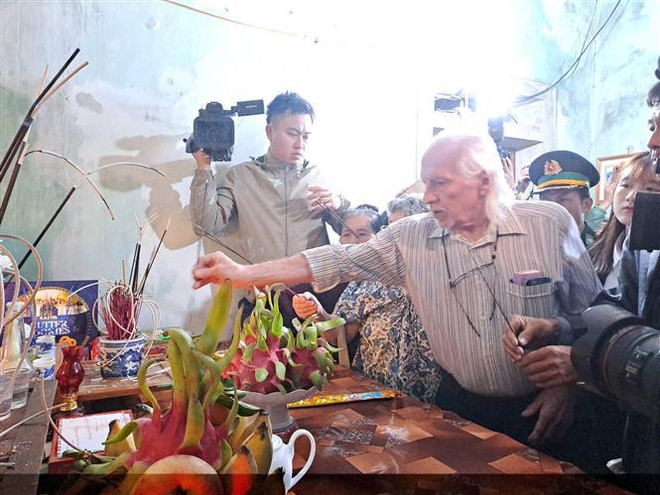 US veteran returns war diary to Vietnamese martyr’s family ảnh 2