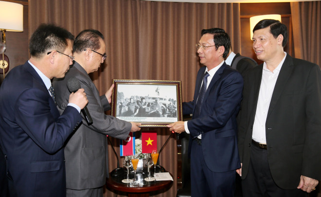 Workers' Party of Korea delegation visit Ha Long Bay ảnh 1 Workers' Party of Korea delegation visit Ha Long Bay ảnh 1