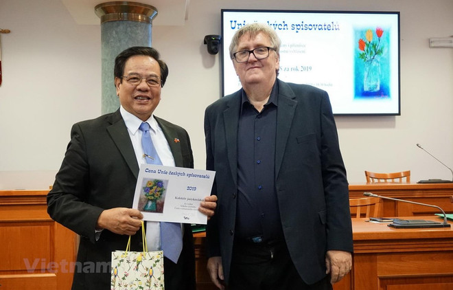 Czech-Vietnamese encyclopaedia wins Czech literature award ảnh 1 Czech-Vietnamese encyclopaedia wins Czech literature award ảnh 1