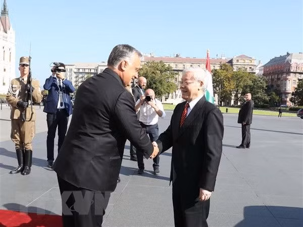 Hungarian PM wishes to boost multi-faceted cooperation with Vietnam ảnh 1