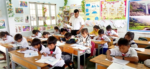 Village teacher helps ethnic students keep going to school ảnh 1