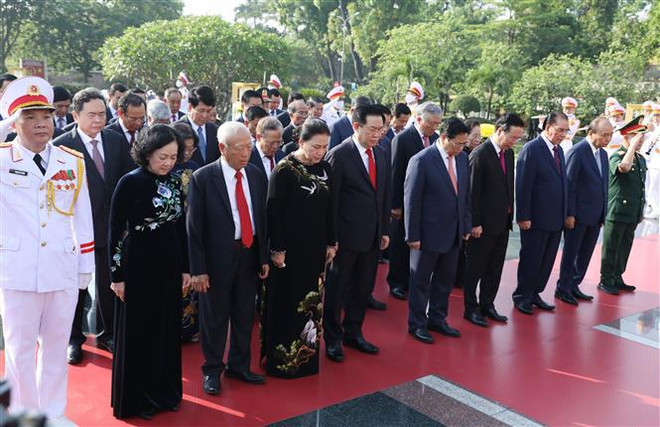Party, State leaders pay tribute to President Ho Chi Minh on birth anniversary ảnh 2 Party, State leaders pay tribute to President Ho Chi Minh on birth anniversary ảnh 2