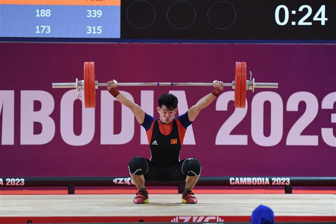 Fencers, gymnasts, weightlifter win more SEA Games golds for Vietnam ảnh 2