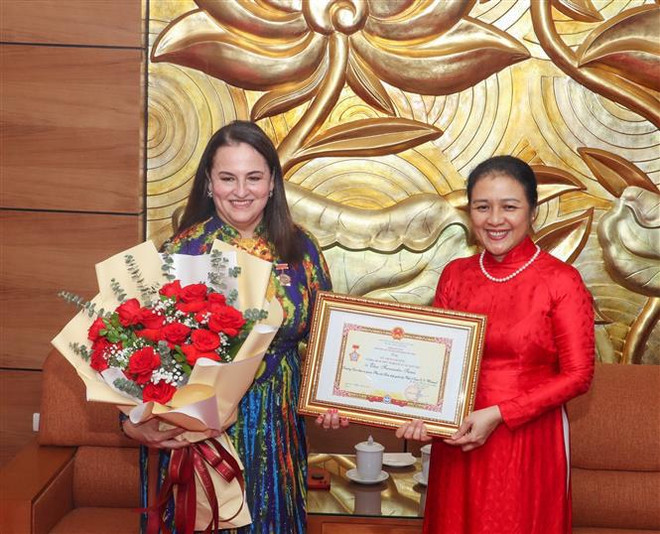 UN Women Representative in Vietnam awarded friendship insignia ảnh 1 UN Women Representative in Vietnam awarded friendship insignia ảnh 1
