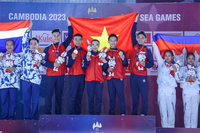 Fencers, gymnasts, weightlifter win more SEA Games golds for Vietnam ảnh 1