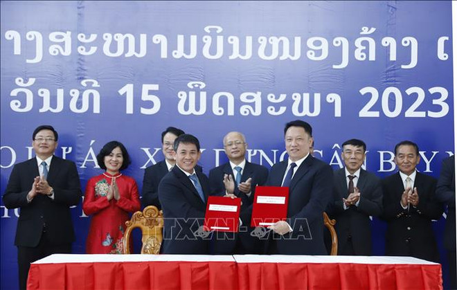 Vietnam hands over Nong Khang airport to Laos ảnh 1