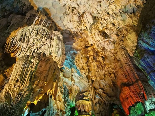 Ha Long Bay - Giant 'watercolour painting' in the Gulf of Tonkin ảnh 3