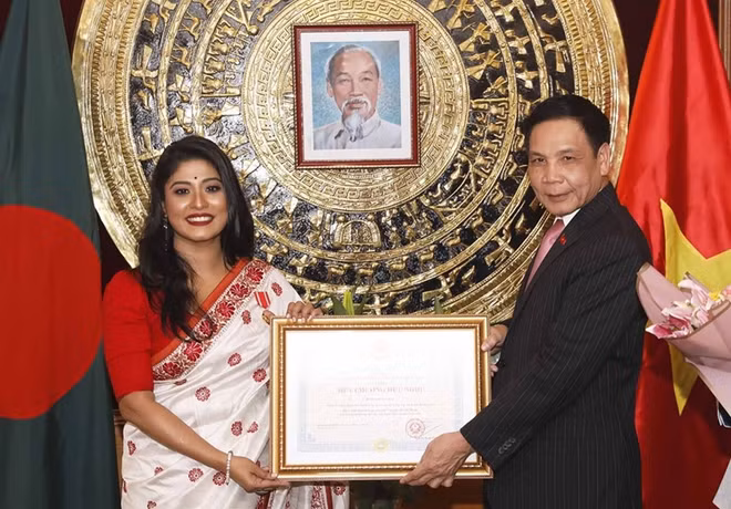 Three Bangladeshis awarded for promoting relations with Vietnam ảnh 1