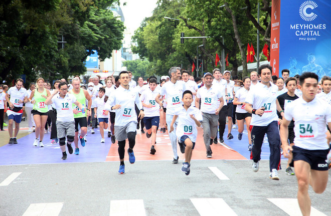 Over 1,500 join Ha Noi Moi Newspaper Run for Peace ảnh 1