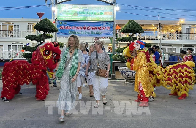 First foreign tourists arrive in Can Tho on five-star cruise ship ảnh 1