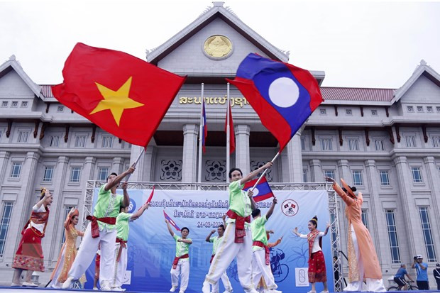 Bicycle parade, film screening celebrate Vietnam-Laos ties ảnh 1
