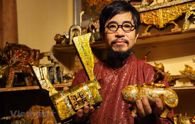 Artist welcomes New Year with feline statuettes ảnh 1