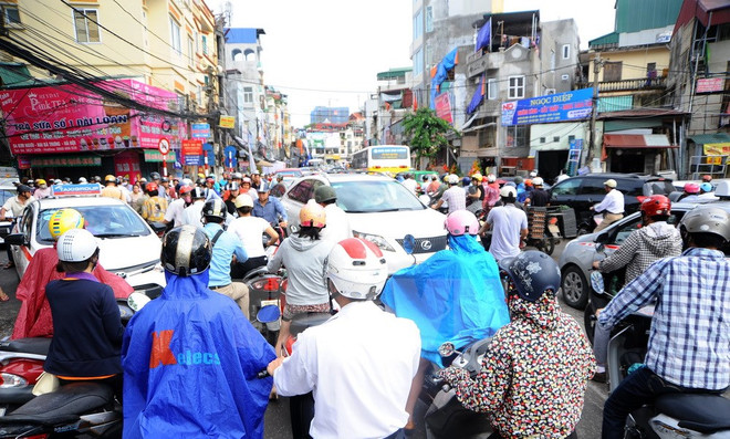 Experts propose stricter measures to ease traffic jams ảnh 1