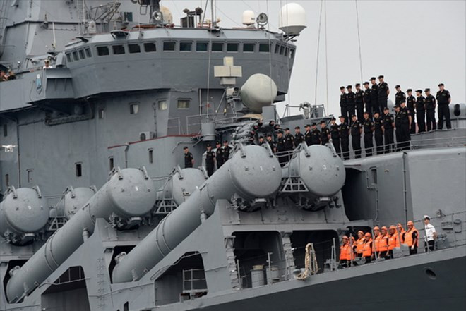 Russian naval ships call at Cam Ranh Port ảnh 1