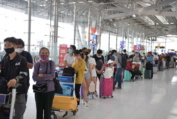 Over 340 Vietnamese citizens return home from Thailand ảnh 1