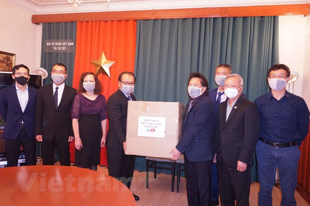 Embassy presents face masks to Vietnamese community in Czech Republic ảnh 1