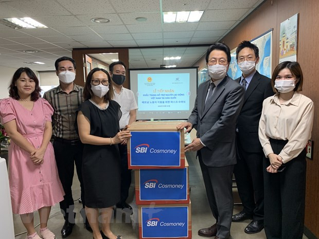 Korean firm presents face masks to Vietnamese workers ảnh 1 Korean firm presents face masks to Vietnamese workers ảnh 1