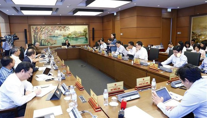 Legislators discuss in groups two draft resolutions ảnh 1 Legislators discuss in groups two draft resolutions ảnh 1