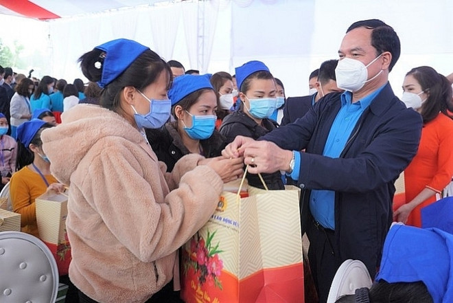 Labour confederation to spend 500 billion VND to help labourers celebrate Tet ảnh 1