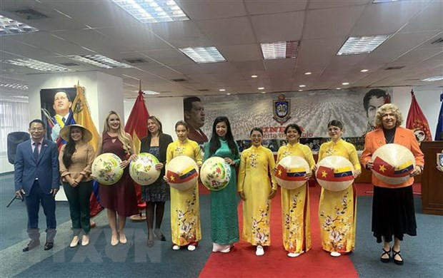 Vietnam’s traditional long dresses introduced in Venezuela ảnh 1 Vietnam’s traditional long dresses introduced in Venezuela ảnh 1