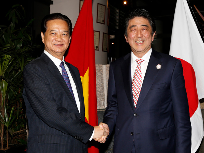 Vietnam, Japan PMs discuss cooperation ahead of ASEAN Summit ảnh 1 Vietnam, Japan PMs discuss cooperation ahead of ASEAN Summit ảnh 1