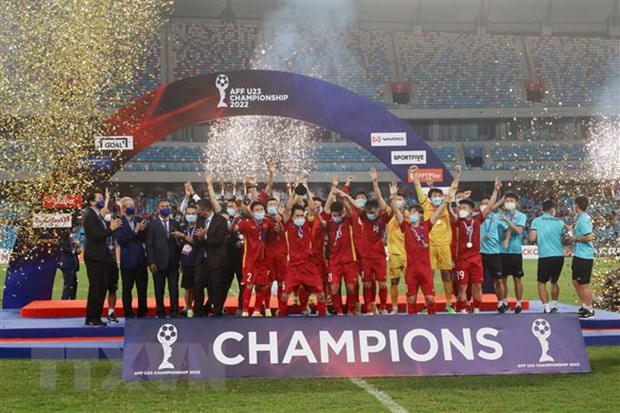 President, PM congratulate U23 football team for winning AFF championship ảnh 1