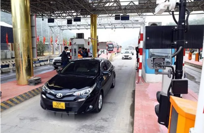 Government urges issuance of cards for vehicles to use e-toll collection service ảnh 2