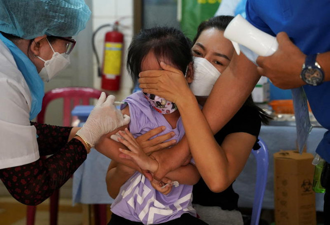 Cambodia vaccinates children aged 3-5 against COVID-19 ảnh 1
