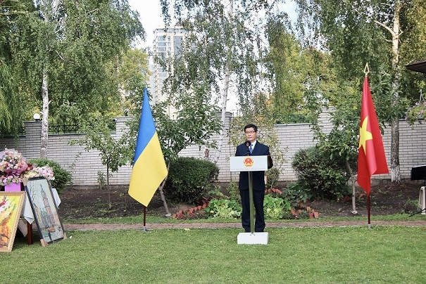 Vietnamese community in Ukraine keeps close watch on situation with calm: Ambassador ảnh 1