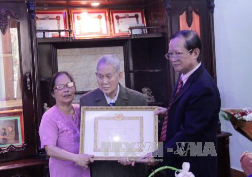 First Vietnamese-Lao receives 65-year Party membership badge ảnh 1