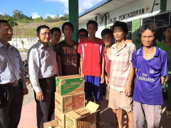 Embassy brings detained fishermen home from Malaysia ảnh 1 Embassy brings detained fishermen home from Malaysia ảnh 1