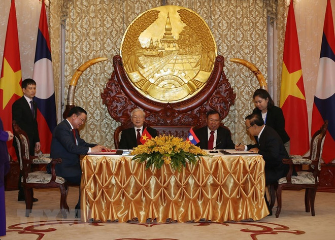Top leaders of Vietnam and Laos hold talks in Vientiane ảnh 2 Top leaders of Vietnam and Laos hold talks in Vientiane ảnh 2