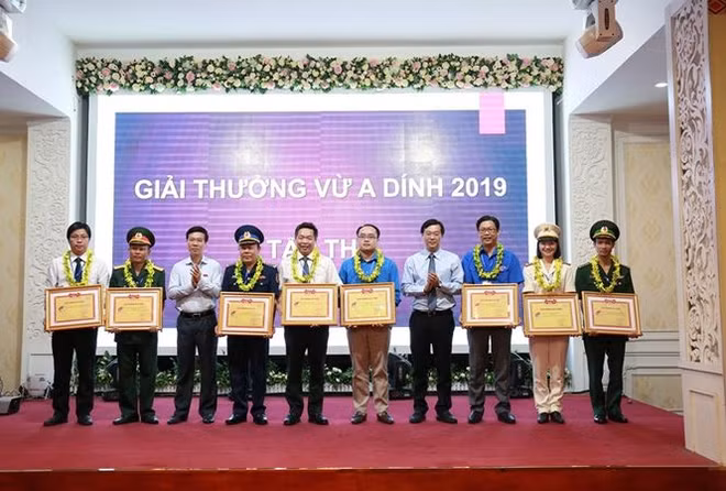 Ceremony marks 10 years of Vu A Dinh Award ảnh 1