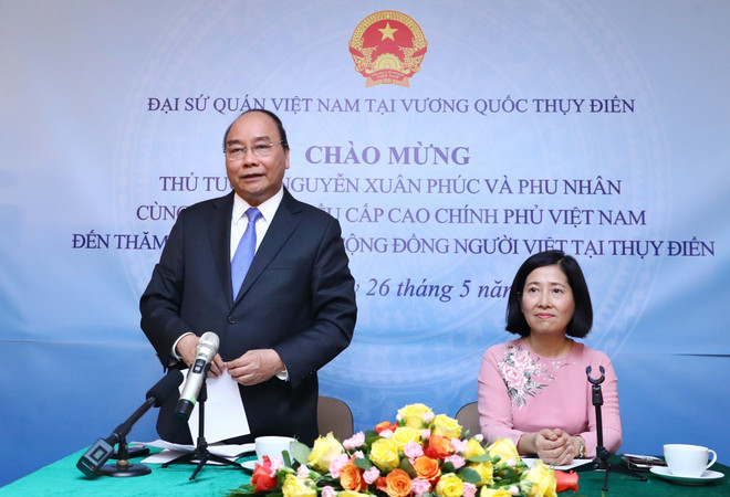 Prime Minister visits Vietnamese embassy staff, expatriates in Sweden ảnh 1