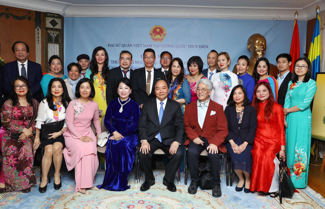 Prime Minister visits Vietnamese embassy staff, expatriates in Sweden ảnh 2