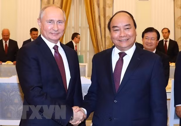 PM Nguyen Xuan Phuc meets President V. Putin ảnh 1