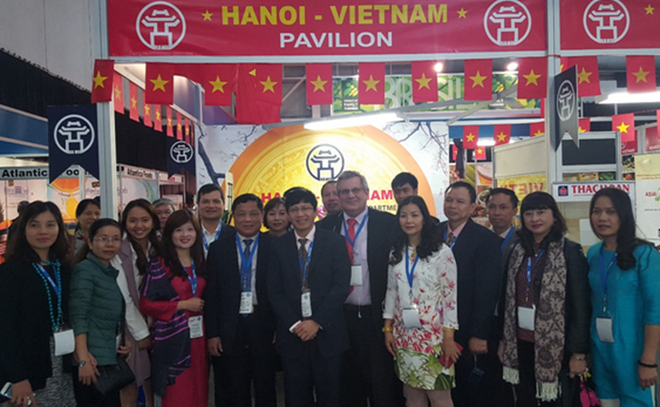Visitors interested in Vietnamese goods at SA trade exhibition ảnh 1