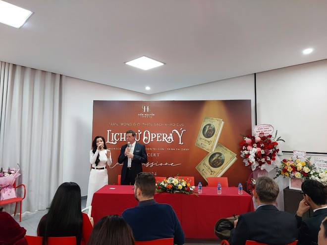 Italian professor’s work translates opera for Vietnamese audience ảnh 2 Italian professor’s work translates opera for Vietnamese audience ảnh 2