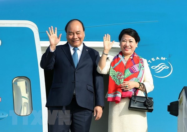 Prime Minister leaves for 33rd ASEAN Summit in Singapore ảnh 1
