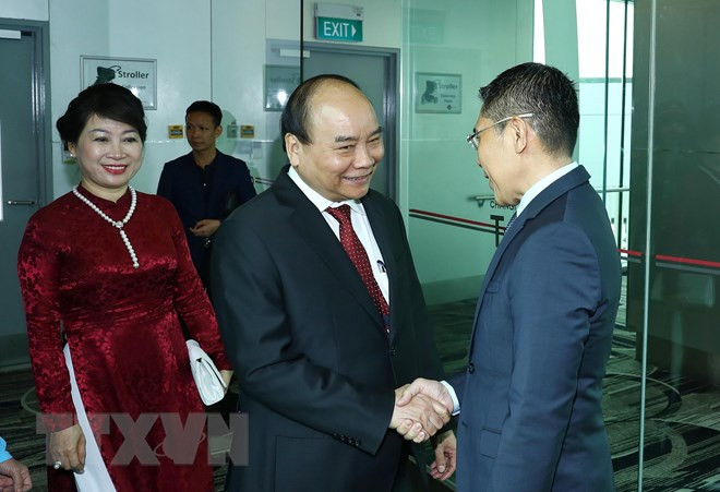 PM arrives in Singapore for 33rd ASEAN Summit ảnh 1