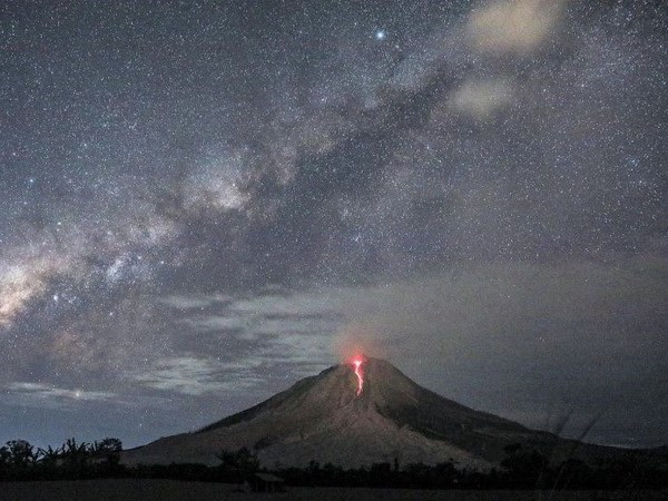 Volcano erupts in Indonesia ảnh 1 Volcano erupts in Indonesia ảnh 1