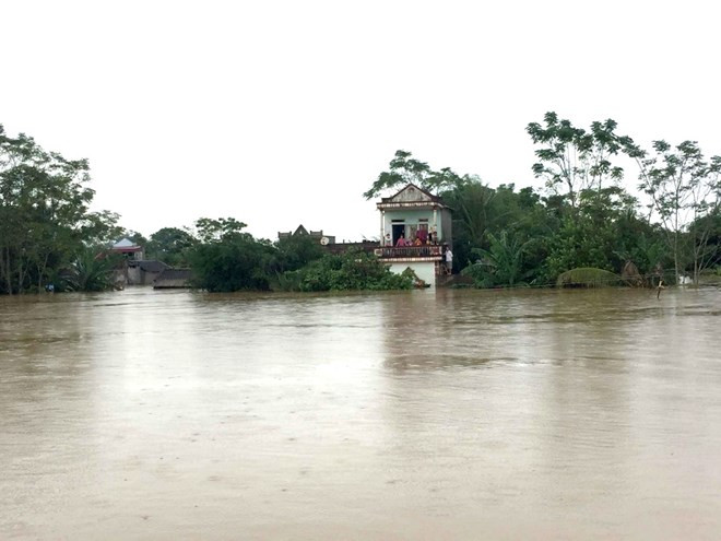 Urgent relief aid provided for flood-hit people ảnh 1