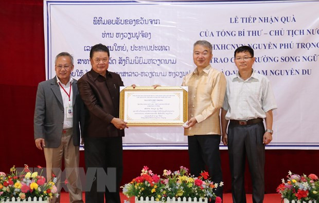 Party, State leader’s gifts presented to Laos-Vietnam school in Vientiane ảnh 1 Party, State leader’s gifts presented to Laos-Vietnam school in Vientiane ảnh 1