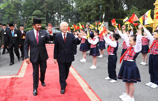 President hosts welcome ceremony for Brunei Sultan ảnh 1