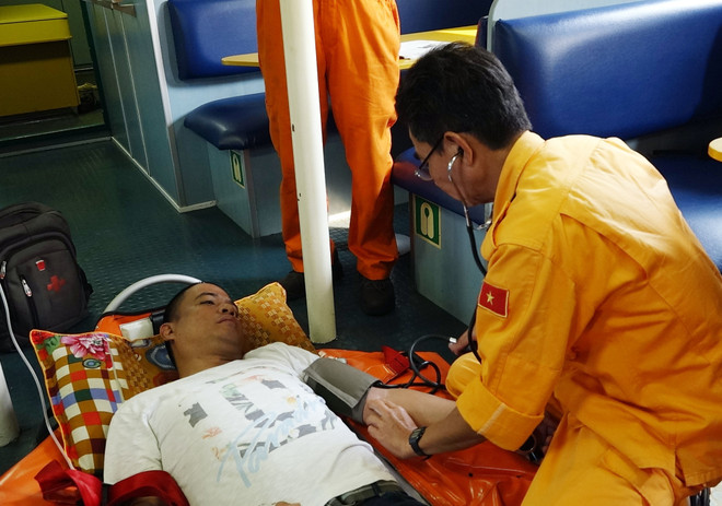 Vietnamese rescue force save ill foreign crewman ảnh 1